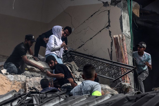 Israel kiểm soát 11 đồn quân sự của Hamas, mở hành lang sơ tán tại Gaza - Ảnh 2. Israel kiểm soát 11 đồn quân sự của Hamas, mở hành lang sơ tán tại Gaza - Ảnh 2.
