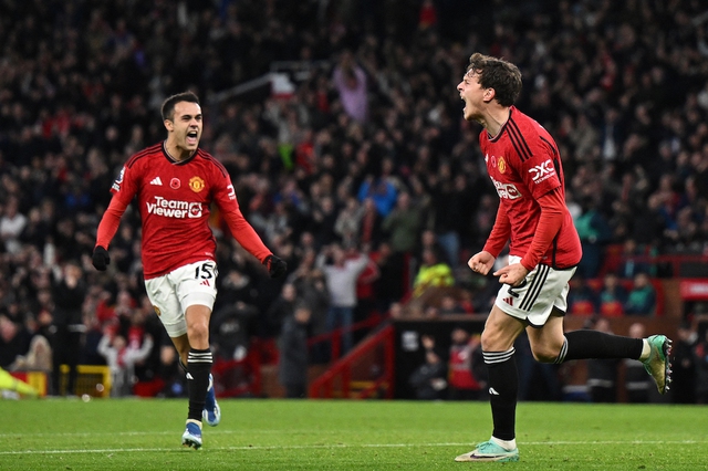 Lindelof giải cứu M.U trước tân binh Luton, Tottenham 'trở lại mặt đất' - Ảnh 1. Lindelof giải cứu M.U trước tân binh Luton, Tottenham 'trở lại mặt đất' - Ảnh 1.