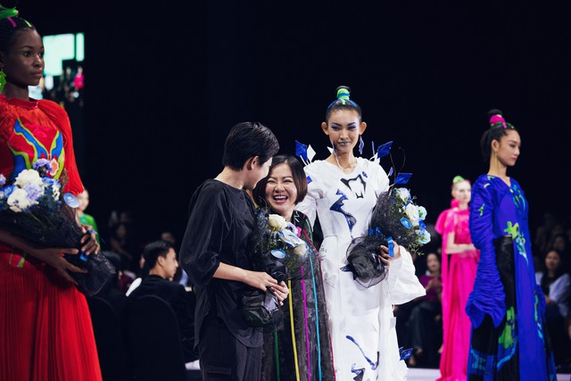 Quán quân The Face Vietnam Huỳnh Tú Anh tỏa sáng tại Vietnam International Fashion Week 2023 - Ảnh 4.