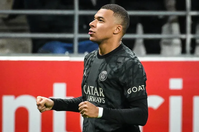 Mbappe lập hat-trick đưa PSG lên đầu bảng, HLV Luis Enrique vẫn muốn gặp riêng  - Ảnh 1.