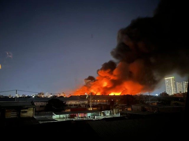 Cháy lớn nhà xưởng ở TP.HCM, lửa đỏ rực trời - Ảnh 2.