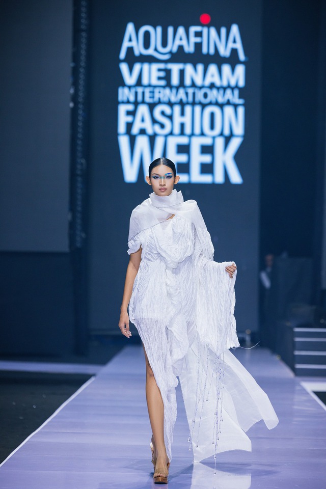 Quán quân The Face Vietnam Huỳnh Tú Anh tỏa sáng tại Vietnam International Fashion Week 2023 - Ảnh 1.