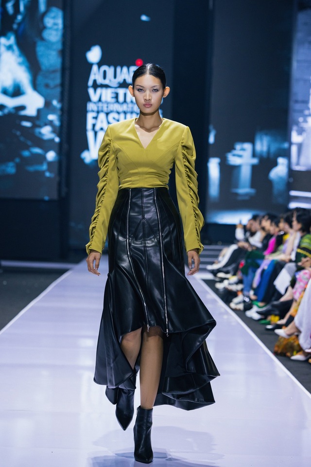 Quán quân The Face Vietnam Huỳnh Tú Anh tỏa sáng tại Vietnam International Fashion Week 2023 - Ảnh 2.