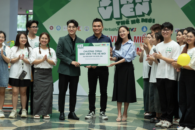 Herbalife đồng hành cùng Top 3 chung cuộc &quot;Sinh viên thế hệ mới 2023&quot; trao tặng 100 suất ăn cho xóm trọ chạy thận nhân tạo