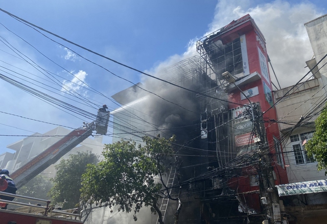 Đắk Lắk: Cháy 3 căn nhà ở trung tâm Buôn Ma Thuột - Ảnh 1.