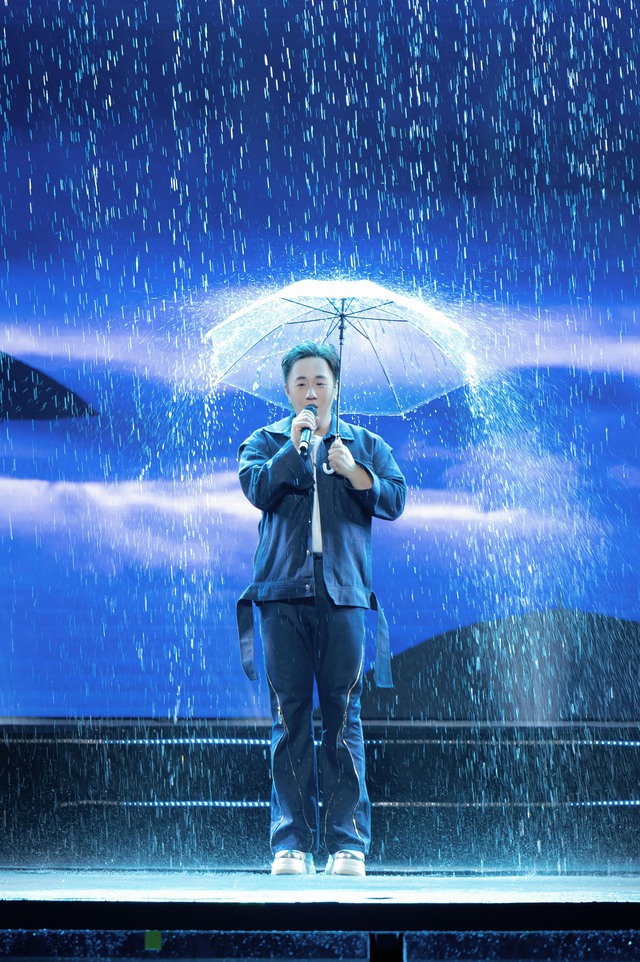 &quot;Thánh mưa&quot; Trung Quân Idol dưới cơn mưa đẹp   - Ảnh 1.