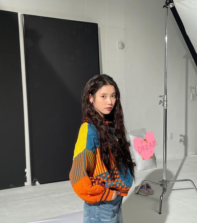 Nâng tầm cho visual thu đông từ những set áo len đơn giản - Ảnh 3. Nâng tầm cho visual thu đông từ những set áo len đơn giản - Ảnh 3.