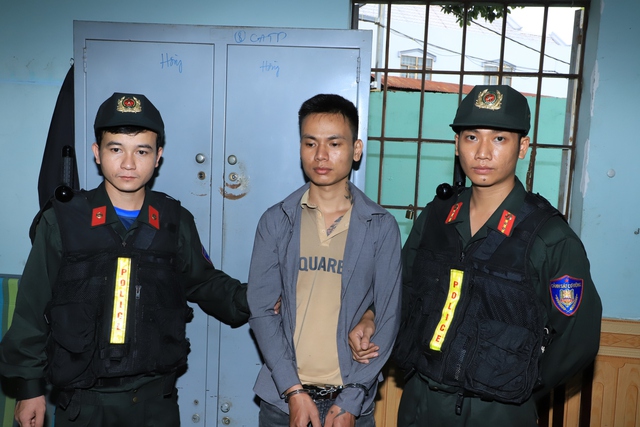 Đồng Nai: Bắt thanh ni&ecirc;n mang s&uacute;ng đi tr&ecirc;n đường, lần ra cả l&ograve; s&uacute;ng lậu - Ảnh 1.