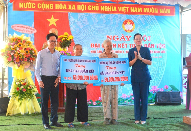 + ảnh: Bà Bùi Thị Quỳnh Vân, Bí thư Tỉnh ủy Quảng Ngãi, cùng ông Nguyễn Văn Hội, trao tặng 2 căn nhà đại đoàn kết cho dân thôn Tuyết Diêm 3  ẢNH: BSR