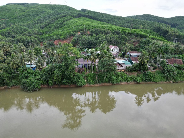Sạt lở bờ sông An Lão đe dọa hàng chục hộ dân - Ảnh 1. Sạt lở bờ sông An Lão đe dọa hàng chục hộ dân - Ảnh 1.