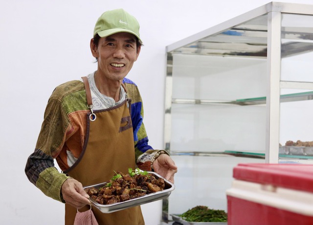 Người đàn ông U.60 'khởi nghiệp' bán cà phê muối mở quán cơm 0 đồng - Ảnh 1. Người đàn ông U.60 'khởi nghiệp' bán cà phê muối mở quán cơm 0 đồng - Ảnh 1.