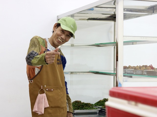 Người đàn ông U.60 'khởi nghiệp' bán cà phê muối mở quán cơm 0 đồng - Ảnh 2. Người đàn ông U.60 'khởi nghiệp' bán cà phê muối mở quán cơm 0 đồng - Ảnh 2.