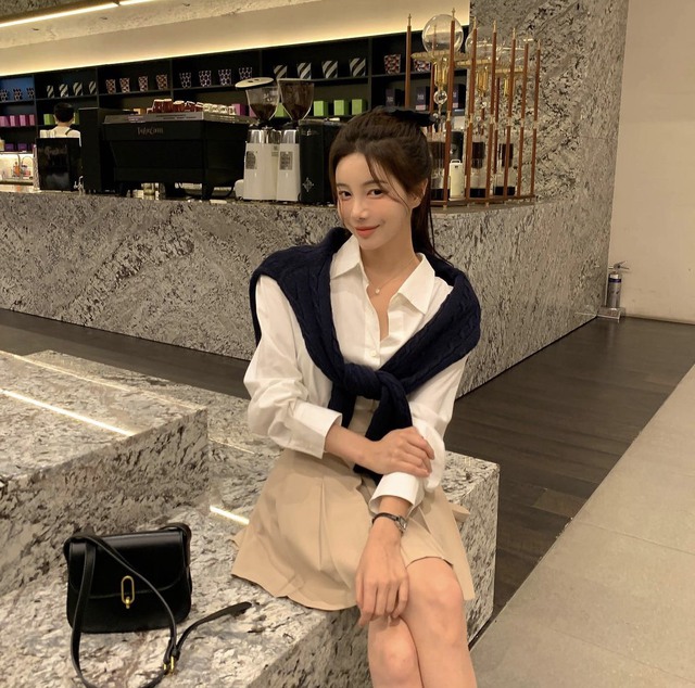 Các kiểu áo blouse điệu đà lại tôn dáng đáng sắm trong mùa lạnh - Ảnh 2. Các kiểu áo blouse điệu đà lại tôn dáng đáng sắm trong mùa lạnh - Ảnh 2.