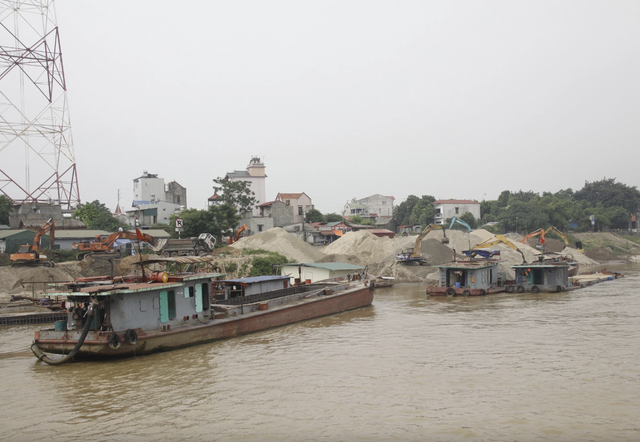 Thủ tướng chỉ đạo kiểm tra bất thường đấu giá 3 mỏ cát tại Hà Nội - Ảnh 1.