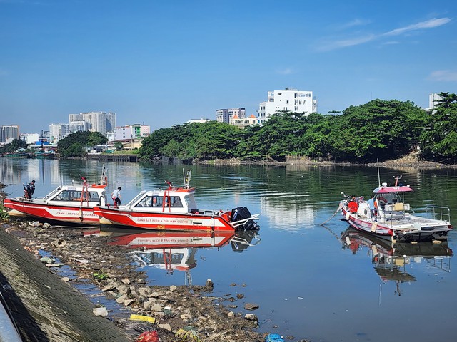 Cháy rụi 2.000 m2 kho hàng ở TP.HCM: Hiện trường nhiều khói độc, phong tỏa hẻm - Ảnh 3.