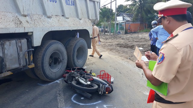 Xe tải đi từ đường chưa được đấu nối ra QL53 gây tai nạn giao thông - Ảnh 2.