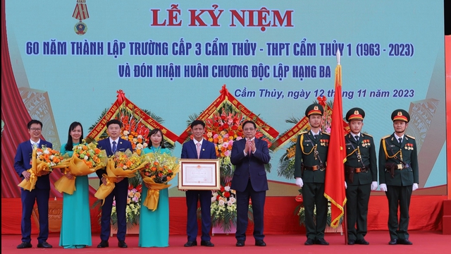 Thủ tướng dự lễ kỷ niệm 60 năm thành lập Trường THPT Cẩm Thủy 1 - Ảnh 1.
