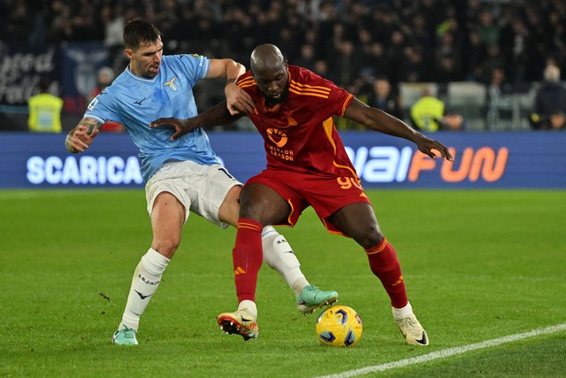 AS Roma hòa thất vọng Lazio, HLV Mourinho và HLV Sarri bất ngờ trở nên thân mật - Ảnh 2. AS Roma hòa thất vọng Lazio, HLV Mourinho và HLV Sarri bất ngờ trở nên thân mật - Ảnh 2.