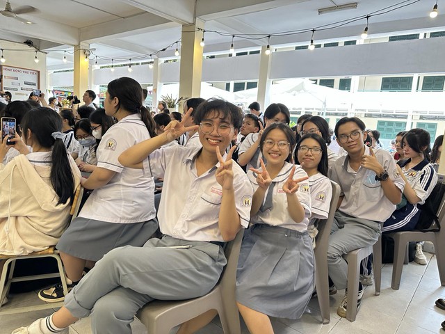 Học sinh Trường THPT Hùng Vương cùng làm bánh, nghe nhạc và đọc sách - Ảnh 5. Học sinh Trường THPT Hùng Vương cùng làm bánh, nghe nhạc và đọc sách - Ảnh 5.