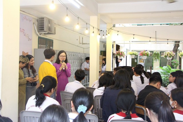 Học sinh Trường THPT Hùng Vương cùng làm bánh, nghe nhạc và đọc sách - Ảnh 3.