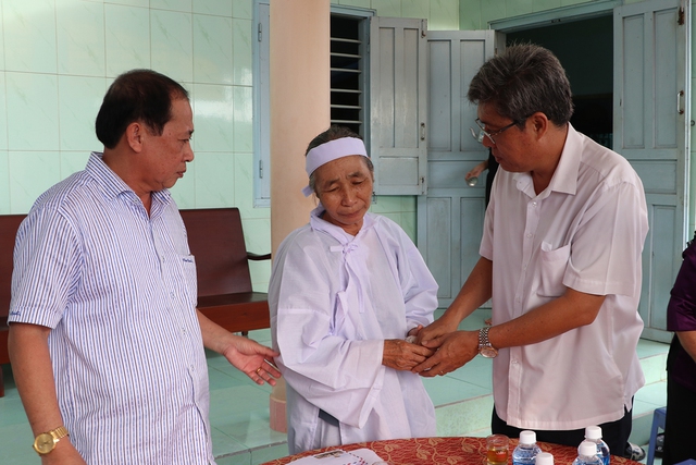 Lãnh đạo Bình Thuận thăm hỏi  gia đình  nạn nhân tử vong do tai nạn lao động - Ảnh 2.