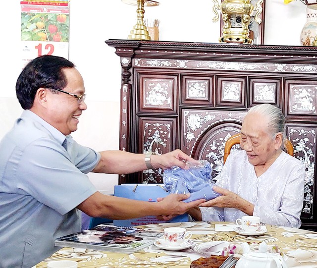 Phó chủ tịch Quốc hội Trần Quang Phương thăm Mẹ Việt Nam anh hùng ở Sóc Trăng - Ảnh 1.