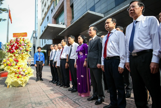 Chủ tịch nước thăm, tặng trường cũ cây mai vàng được mang từ quê hương Vĩnh Long - Ảnh 4.