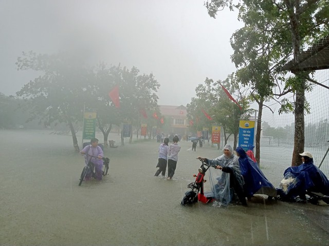 Hà Tĩnh: Mưa lớn gây ngập cục bộ một số tuyến đường, trường học, nhà dân - Ảnh 3.