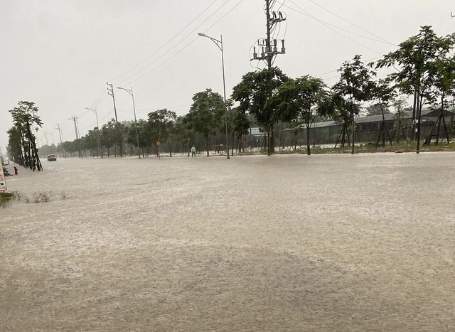 Hà Tĩnh: Mưa lớn gây ngập cục bộ một số tuyến đường, trường học, nhà dân - Ảnh 6.