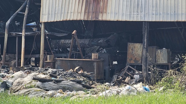 Cháy cơ sở nhựa sau tiếng nổ, nhiều tài sản bị thiêu rụi - Ảnh 2.