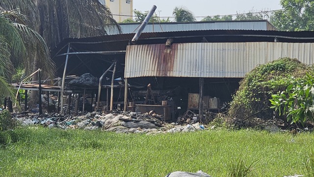 Cháy cơ sở nhựa sau tiếng nổ, nhiều tài sản bị thiêu rụi - Ảnh 3.