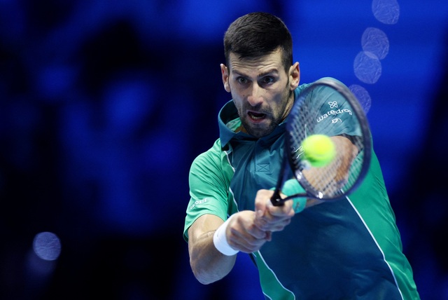 Tự đạp gãy 2 cây vợt, Djokovic vẫn giành chiến thắng trong trận ra quân ATP Finals - Ảnh 1.