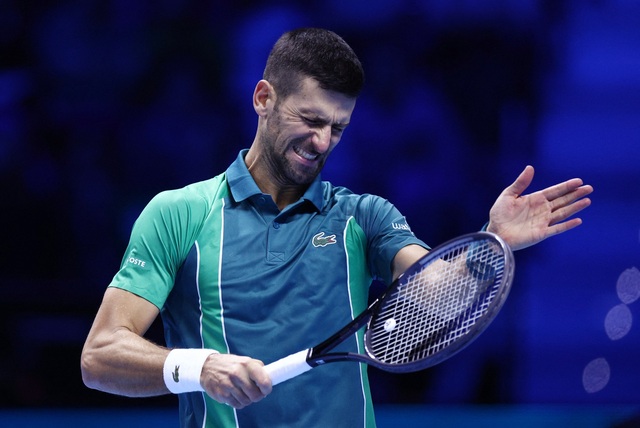 Tự đạp gãy 2 cây vợt, Djokovic vẫn giành chiến thắng trong trận ra quân ATP Finals - Ảnh 4.