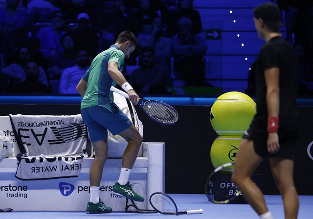 Tự đạp gãy 2 cây vợt, Djokovic vẫn giành chiến thắng trong trận ra quân ATP Finals - Ảnh 3.