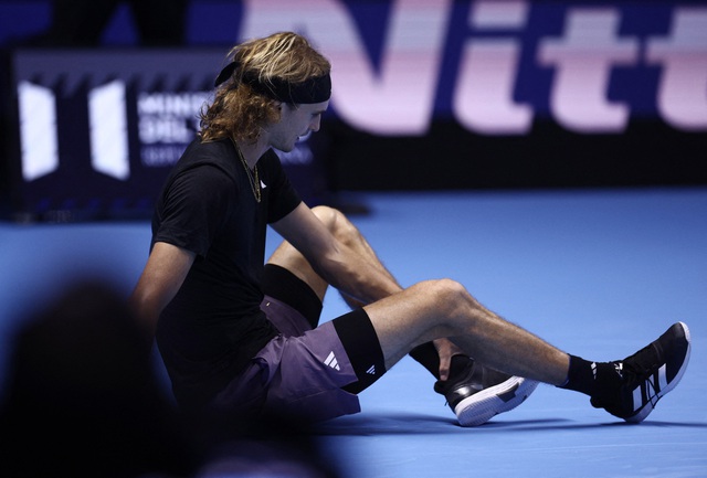 ATP Finals 2023: Đối thủ té ngã nhưng Alcaraz vẫn thất bại trong trận ra quân - Ảnh 3.