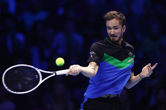 ATP Finals 2023: Đối thủ té ngã nhưng Alcaraz vẫn thất bại trong trận ra quân - Ảnh 4.