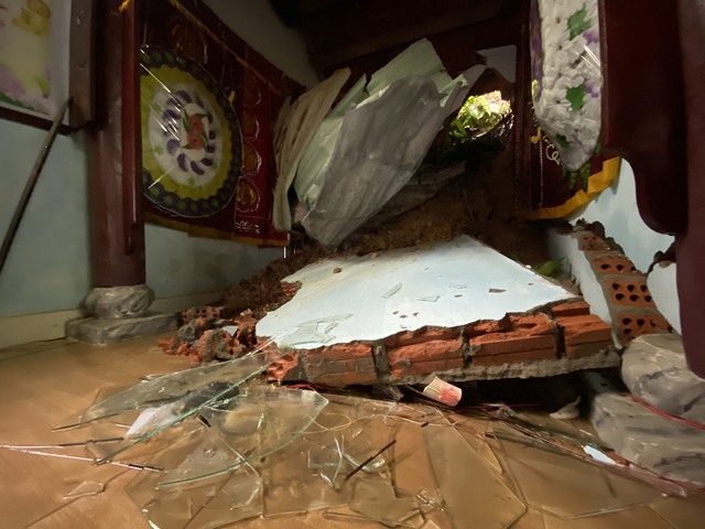 Quảng Nam: Mưa lớn gây sạt lở, một nhà dân bị đổ sập - Ảnh 2.