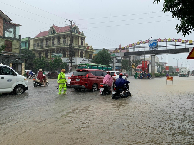 Hà Tĩnh: Mưa lớn gây ngập cục bộ một số tuyến đường, trường học, nhà dân - Ảnh 2.
