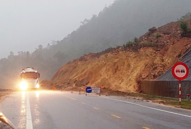 Cao tốc La Sơn – Túy Loan xuất hiện điểm sạt lở nghiêm trọng do mưa lớn - Ảnh 2.