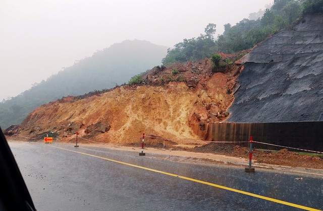 Cao tốc La Sơn – Túy Loan xuất hiện điểm sạt lở nghiêm trọng do mưa lớn - Ảnh 1.