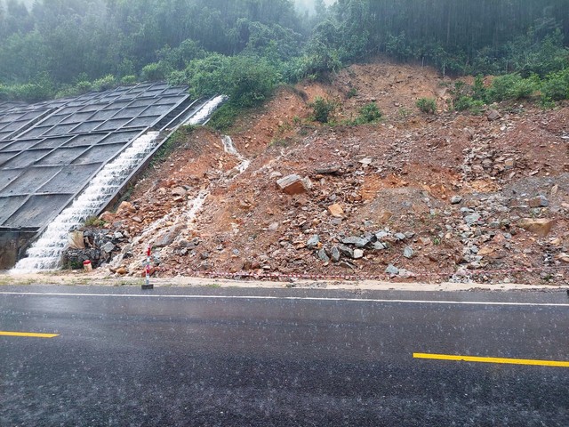 Cao tốc La Sơn – Túy Loan xuất hiện điểm sạt lở nghiêm trọng do mưa lớn - Ảnh 3.