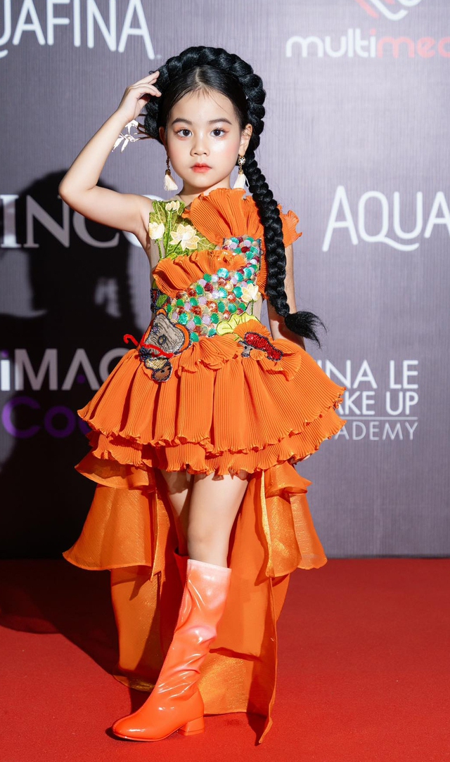 Người mẫu nhỏ tuổi nhất trình diễn Tuần lễ thời trang quốc tế Việt Nam 2023 - Ảnh 1.