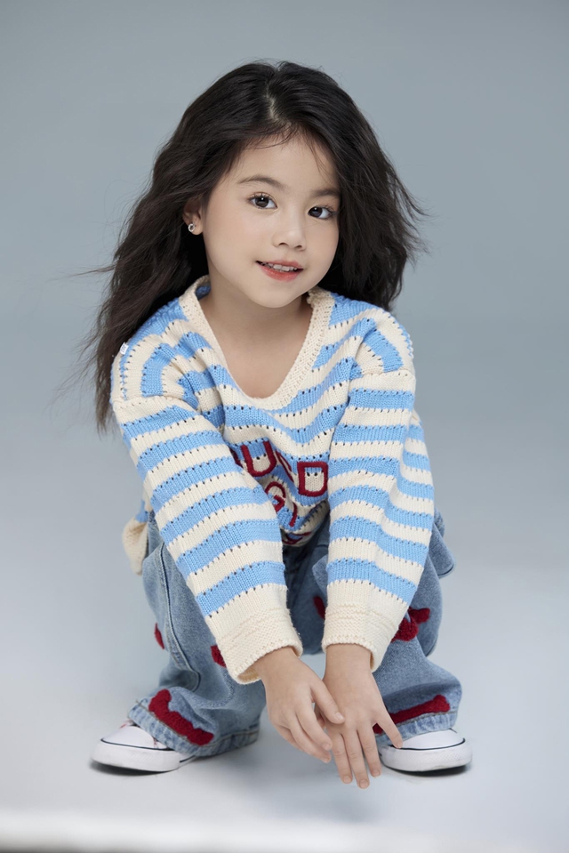 Người mẫu nhỏ tuổi nhất trình diễn Tuần lễ thời trang quốc tế Việt Nam 2023 - Ảnh 10.