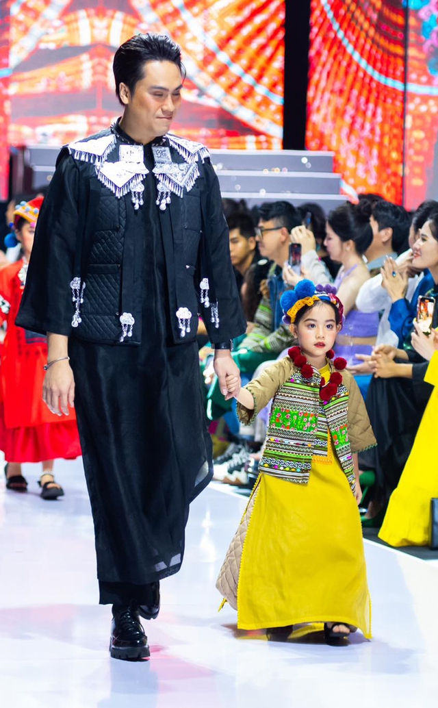 Người mẫu nhỏ tuổi nhất trình diễn Tuần lễ thời trang quốc tế Việt Nam 2023 - Ảnh 2.