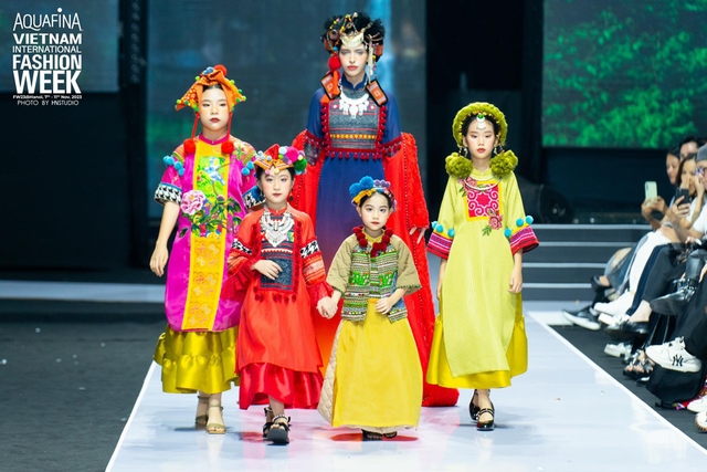 Người mẫu nhỏ tuổi nhất trình diễn Tuần lễ thời trang quốc tế Việt Nam 2023 - Ảnh 3.