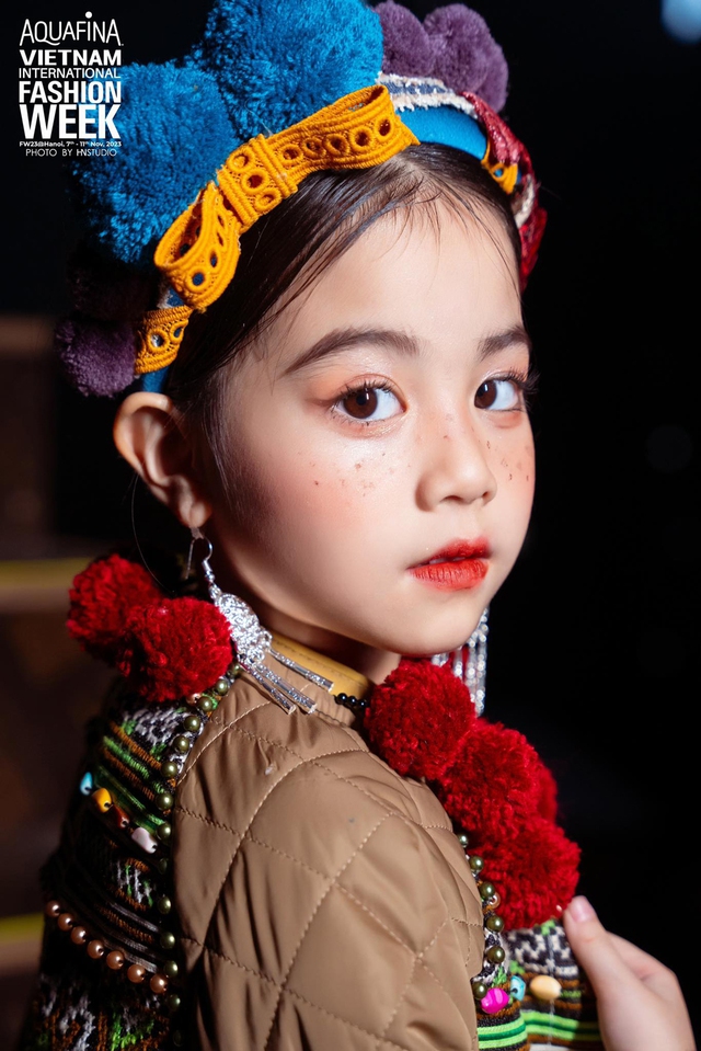 Người mẫu nhỏ tuổi nhất trình diễn Tuần lễ thời trang quốc tế Việt Nam 2023 - Ảnh 4.