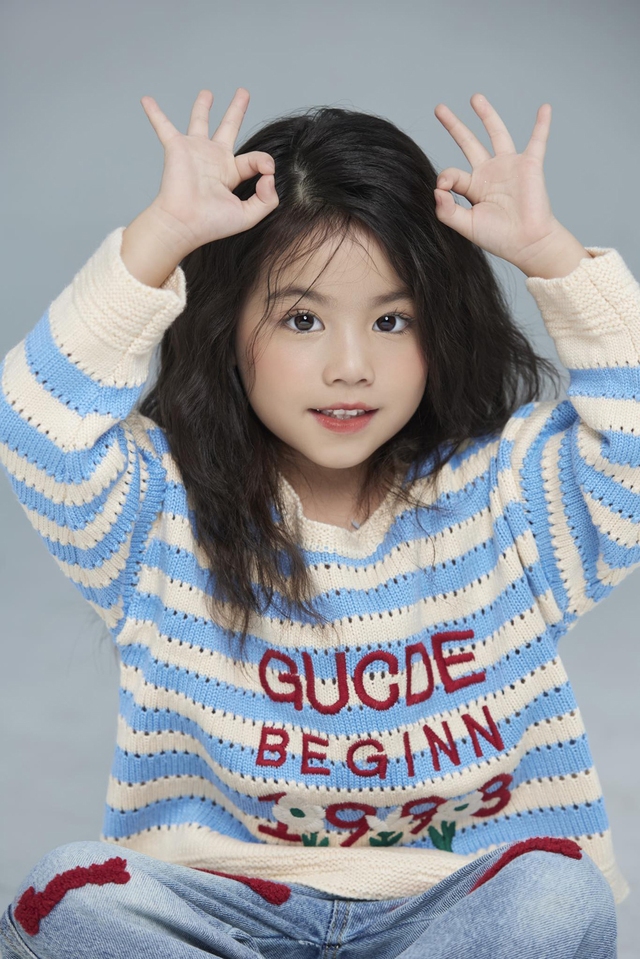 Người mẫu nhỏ tuổi nhất trình diễn Tuần lễ thời trang quốc tế Việt Nam 2023 - Ảnh 8.
