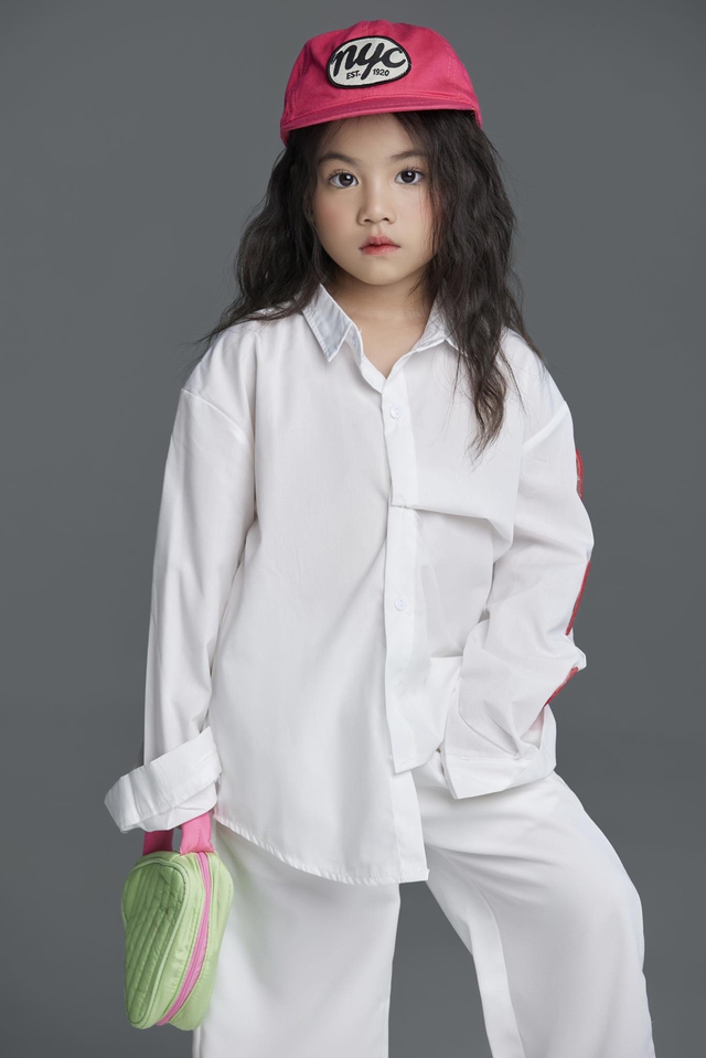 Người mẫu nhỏ tuổi nhất trình diễn Tuần lễ thời trang quốc tế Việt Nam 2023 - Ảnh 9.