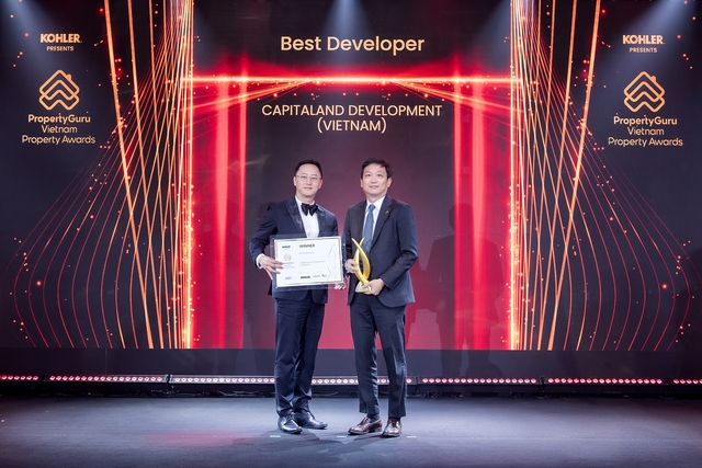 Ông Ronald Tay (bên phải), Tổng Giám đốc của CLD (Việt Nam), nhận giải thưởng &quot;Nhà phát triển bất động sản xuất sắc&quot; tại giải thưởng bất động sản Việt Nam PropertyGuru 2023
