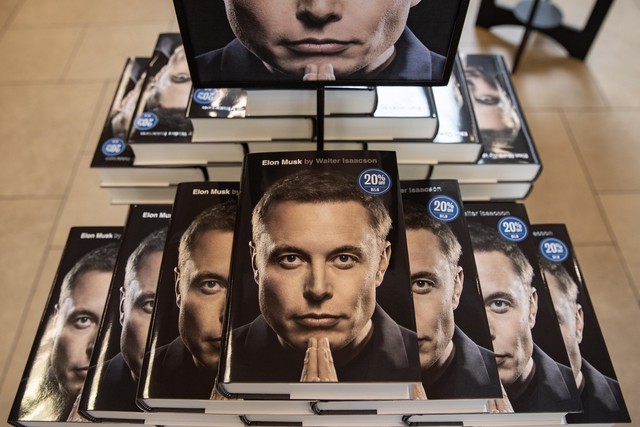 Cuốn tiểu sử của Walter Isaacson về Elon Musk. Ảnh The Independent
